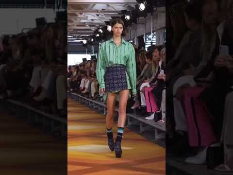 Valerie scherzinger walking for etro SS 23 fashion show 💚