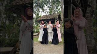 Download lagu Selamat Lebaran Everyone ❤❤ #kembar #twins #happyiedmubarak #trends #shorts mp3