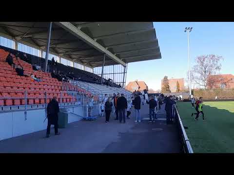 Vanløse IF - KFUM BK Roskilde 2-0 spillerne kommer ut på banen på Vanløse Idrætspark 19.03.2022