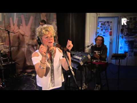 Laura Vane & The Vipertones - Hot money - Live