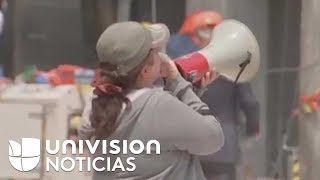 Con un megáfono esta madre se dirige a su hijo sepultado entre los escombros en México