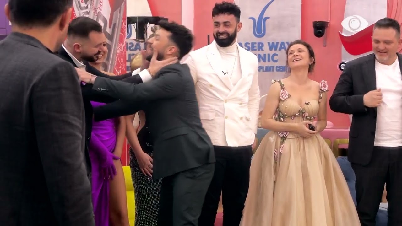 Do të të puthja në buzë!/ Momenti kur Olsi Bylyku bëhet pjesë e shtëpisë