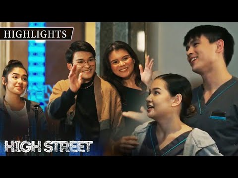 Roxy introduces Kevin to her friends High Street (w/ English Subs)