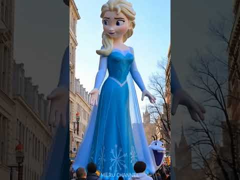 Elsa as a Parade Ballons #short #elsa #frozen #letitgo
