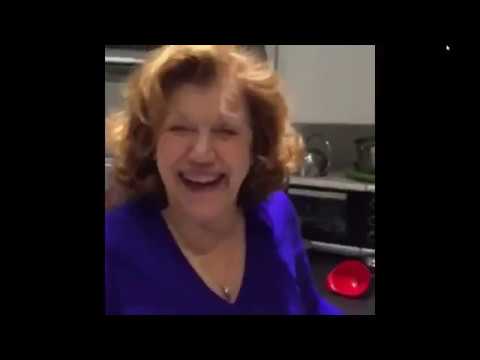 Gad elmaleh annonce a sa mere quil a 7M d'abonnées sur twitter