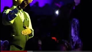 Fred Hammond sings,Just to be close to u!! So soulful 🔥♥️♥️