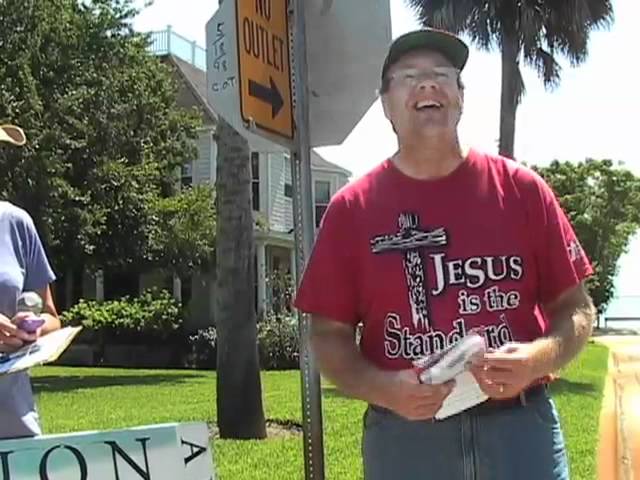 Video: Pro-life picket of Planned Parenthood CEO Susan Idtensohn's residence - 10/29/2011 