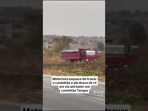 Caminhão desce de ré desgovernado e atinge outro caminhão com tanque em rodovia