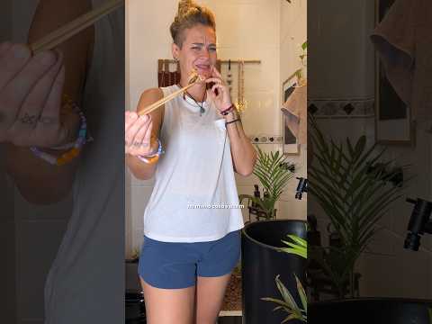 Raspei o rejunte antigo e apliquei um novo no nosso lavabo!