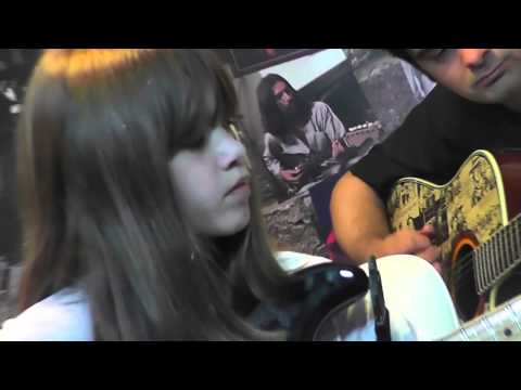 Lorena Braco (9 anos) Guitarra -- "California Sun" Danny Marks - Ramones
