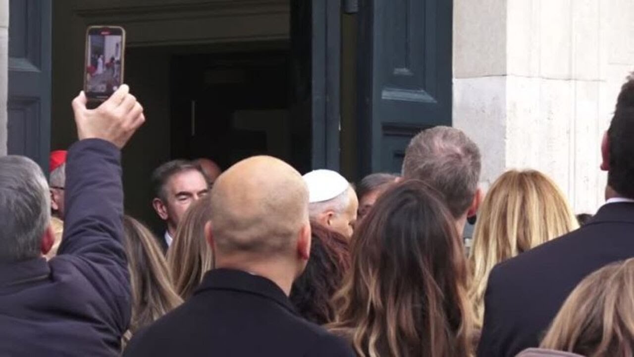 Papa Leone XIV visita a sorpresa il Senato