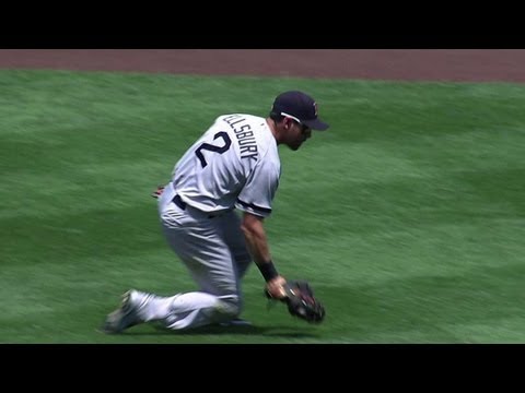 BOS@KC: Ellsbury makes a fine diving catch in center