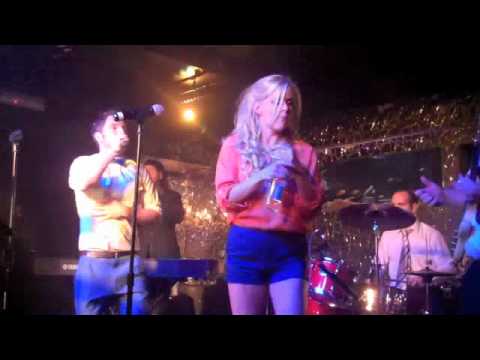 Runaway Baby Bruno Mars Live - Bloomfield Avenue