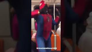Spider-Man Bailando en el metro