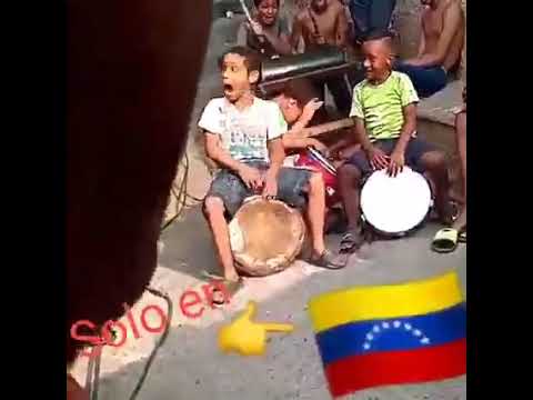 Chamos tocando Tambores Venezolanos