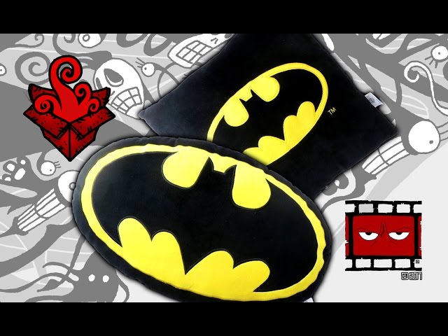 Vídeo relacionado con SD Toys - Cojin Cuadrado 45x45cm envasado vacio Batman simbolo Universo DC
