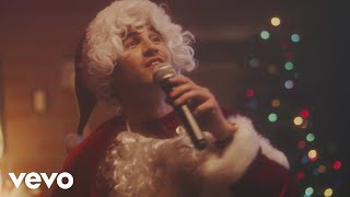 Kadr z teledysku Drunk On Christmas tekst piosenki Darren Criss feat. Lainey Wilson