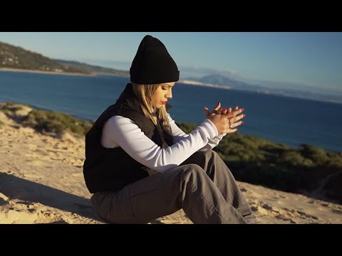 LA PERLITA - A Dos Amigos ft. MARÍA MENA (Videoclip Oficial) #LosChichos #Cover