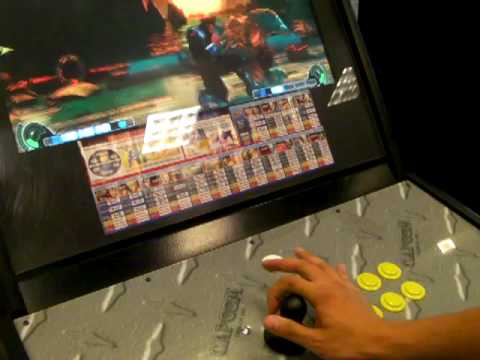 Combojack SF4'ing at Anime Expo (one-handed)