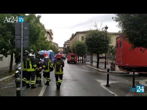 Pacco sospetto alle Poste Centrali di Arezzo: l'arrivo della squadra degli artificieri da Pisa