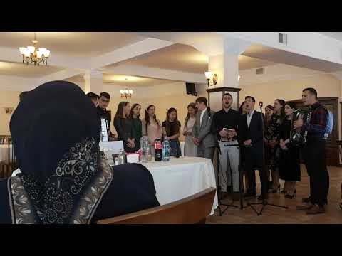 Ovidiu Ungurean împreună cu un grup de tineri