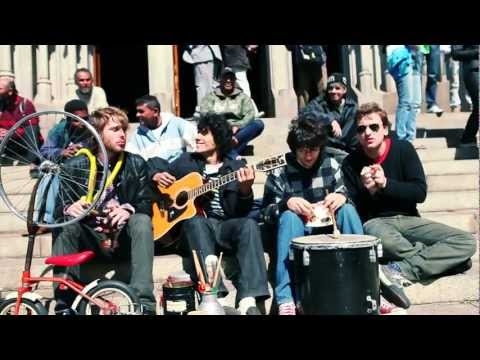 Grupo Apanhador Só toca na escadaria da Catedral da Sé; assista