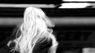 Download lagu Abbey Lee Kershaw en vidéo pour Pierre Balmain mp3