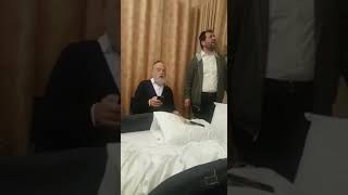 מיכאל שניצלר שר למטופל בבית החולים הר סיני ￼