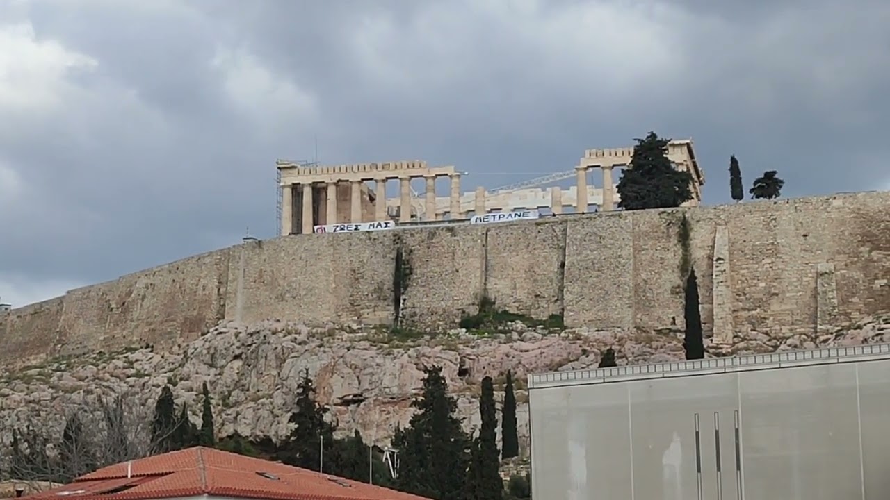 Transparente auf der Akropolis, Solidarität mit Tempi-Opfern: „Our lives matter“