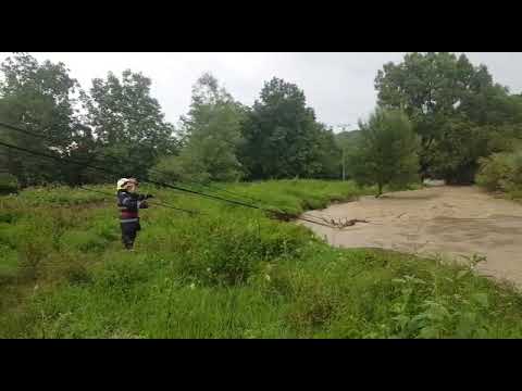 Campinatv.ro - Stâlp dărâmat de ape la Scorțeni / Prahova