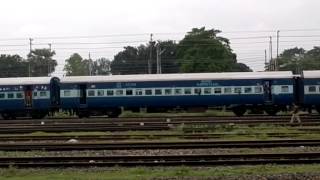 preview picture of video '12488 Seemanchal Express leaving Katihar Jn'