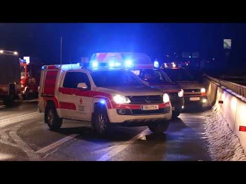 Auto zwischen zwei Lkw eingeklemmt