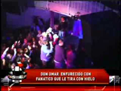 SuperXclusivo 1/19/11 - Le tiran hielo a Don Omar durante presentación
