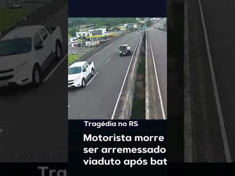 Caminhonete colide na traseira de carro e motorista é arremessado de viaduto, no Rio Grande do Sul