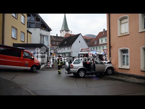 Ostalbkreis - Autofahrer prallt gegen Hauswand und stirbt