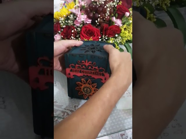 Vídeo relacionado con MOWETOO Tarjeta de cumpleaños con música, luces LED y velas soplables, caja de regalo 3D y regalo de cumpleaños para mujeres, hombres, niños y adultos