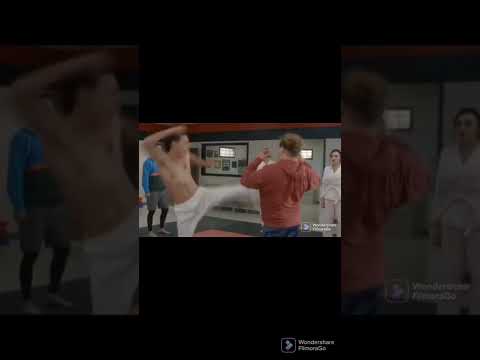 falcão batendo no gordo #shorts  #cobrakai #cobrakaiedit