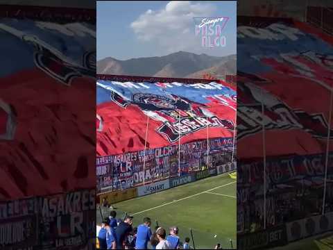 "BANDERA GIGANTE en la salida de U de Chile vs Everton" Barra: Los de Abajo &bull; Club: Universidad de Chile - La U