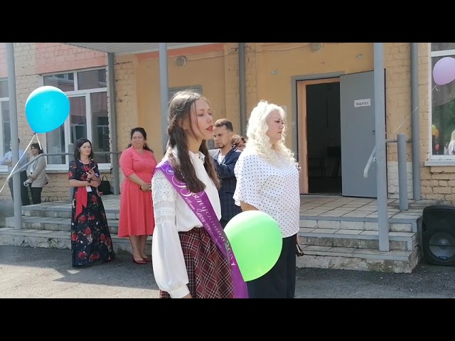 Азат Ягафаров үзе белем алган мәктәпкә китаплар бүләк итте