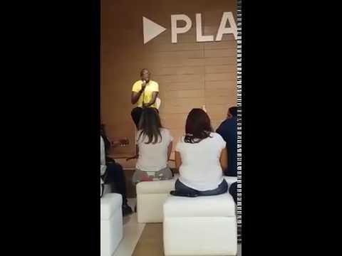 Mumuzinho cantando Me Ajude a Melhorar(Eli Soares)