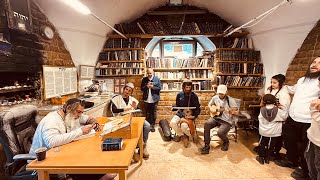 ‏ הרב שלום סבג וחברים בניגונים מהכתר ותיקון הכללי🪬-כ׳׳ח באדר ה׳תשפ״ו דן בן יעקב🇮🇱 (הרב שלום סבג) - התמונה מוצגת ישירות מתוך אתר האינטרנט יוטיוב. זכויות היוצרים בתמונה שייכות ליוצרה. קישור קרדיט למקור התוכן נמצא בתוך דף הסרטון