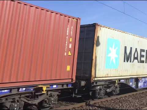 Güterzug erreicht aus Speyer den Haltepunkt in Heiligenstein (Pfalz).