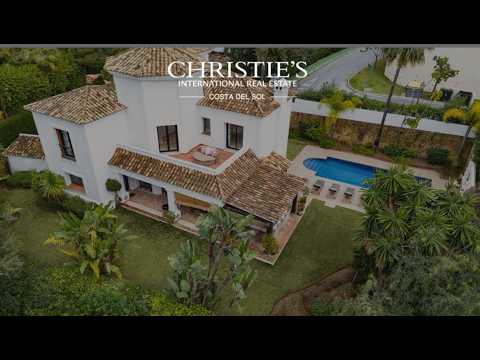 Charming Mediterranean Andalusian style villa in frontline golf in La Quinta, Benahavis