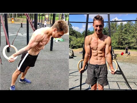 Гимнасты на workout-площадке: тренировка на кольцах