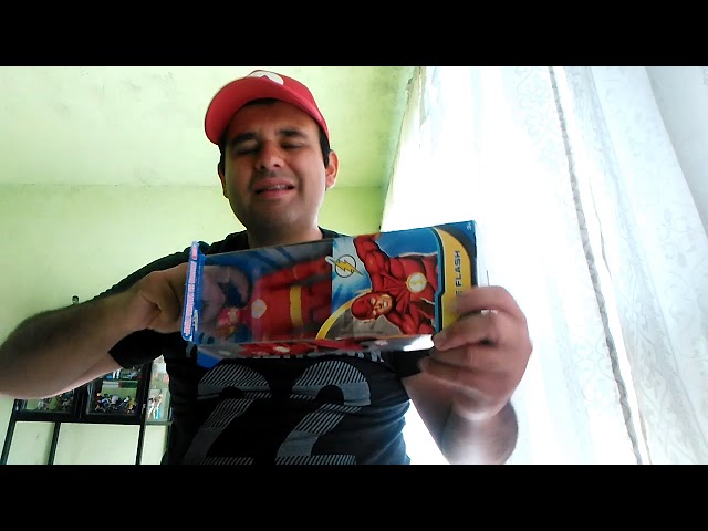 Vídeo relacionado con Mattel DC Figura de acción de Flash de 30,48 cm, supertraje clásico Rojo y Amarillo, diseño detallado y 7 Puntos de articulación, JMD70