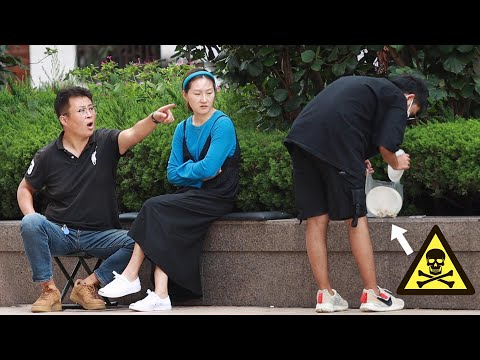 當看到小伙試圖毒害小狗，路人反問道