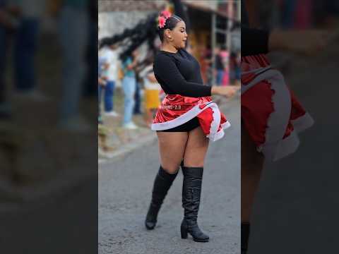 Bella cachiporrista salvadoreña en San Julian #desfiles #bandasdepaz #sonsonate #bailarina #belleza