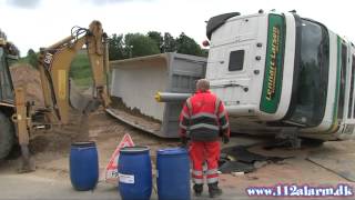 preview picture of video 'Væltet en lastbil fra Jelling på Høgsholtvej i Vejle.'