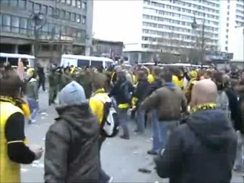Pro Pyro im Stadion gegen Modernen Fussball