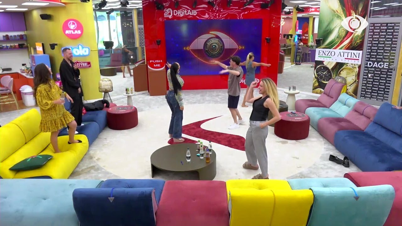 Energji pozitive në shtëpi, banorët kërcejnë me njëri-tjetrin